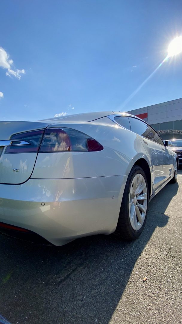 Легковий автомобіль Tesla S 75