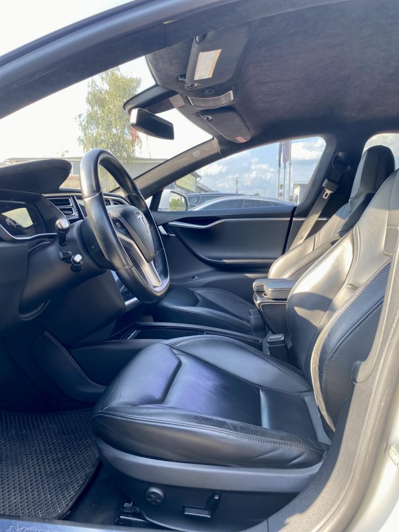 Легковий автомобіль Tesla 85D